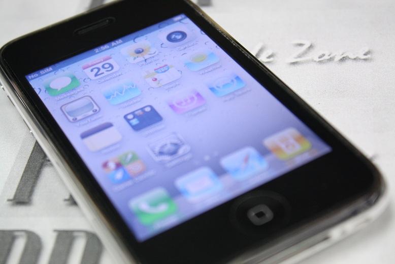 white iphone 3gs box. white iphone 3gs box.