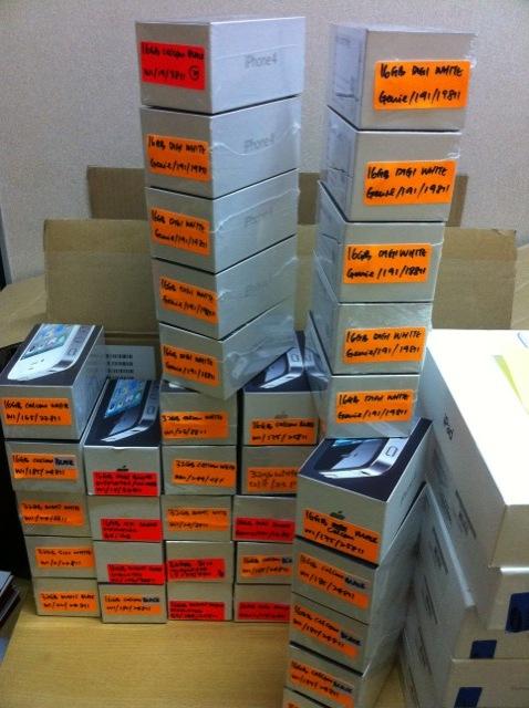 APPLE  IPHONE 4 16 32GB black  ready stock