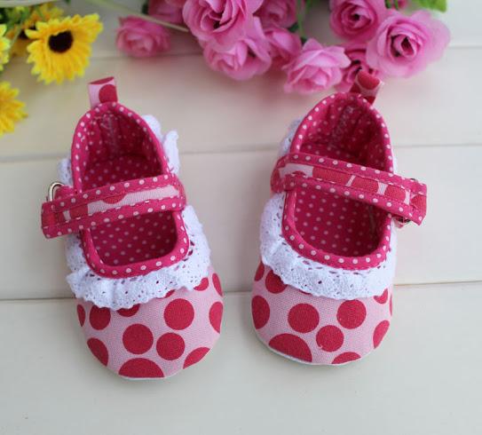 Find a great range of baby crawlers & first walkers at Mothercare. Your babies footwear is crucial to their development so buy suitable baby shoes from Mothercare.