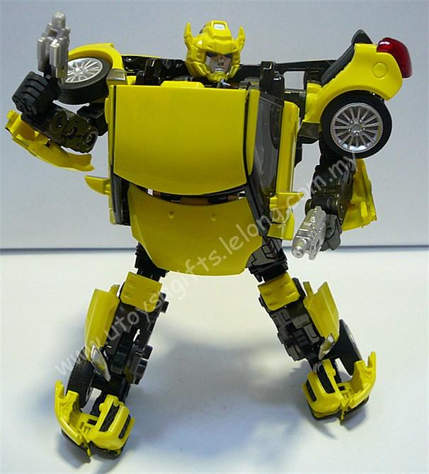 Suzuki Swift Sport 2010. SUZUKI SWIFT SPORT is transformed into the robot. The motif is Bumble that popularity is high in Mini-bot. It can intuitively enjoy transforming by new